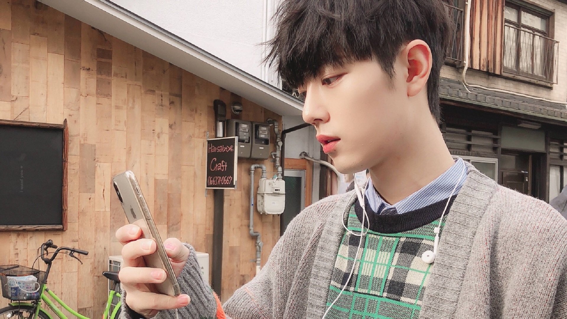 铁闸与三分雨,一场虚拟世界的荒诞献礼